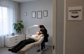 У челнинки после наращивания ресниц из глаз пот...