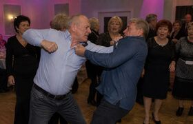 В Челнах на танцах для тех, кому за 50, мужчины...
